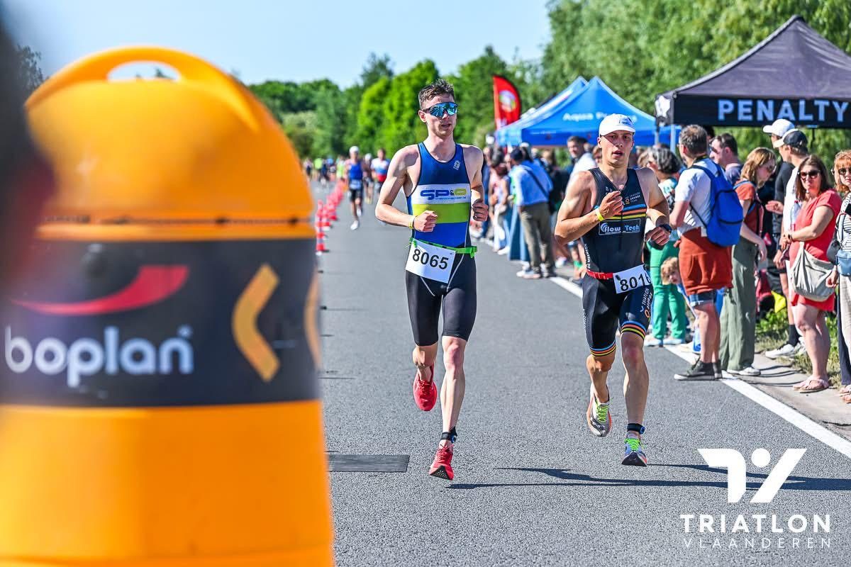 Lars De Donder lopend tijdens een triatlon